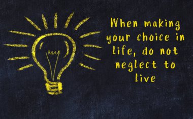 Ampul çizimi ve akıllı alıntıyla siyah karatahta