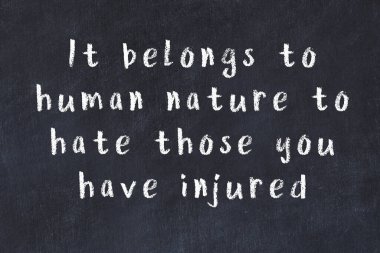 Siyah masadaki akıllı alıntıların tebeşiri.