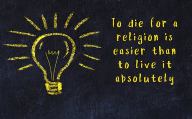 Ampul çizimi ve akıllı alıntıyla siyah karatahta