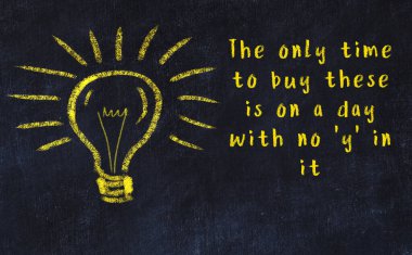 Ampul çizimi ve akıllı alıntıyla siyah karatahta