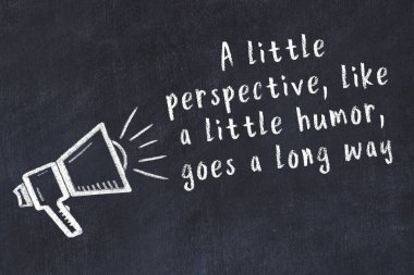 Siyah masaya hoparlör ve motivasyonel alıntının tebeşir çizimi