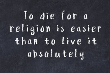 Üzerinde bilge yazılar olan siyah karatahta.