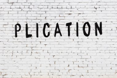 Üzerinde siyah boya deseni olan beyaz bir duvar.