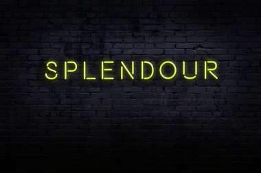 Tuğla duvardaki neon tabelanın gece manzarası. Üzerinde yazı ihtişamı var.