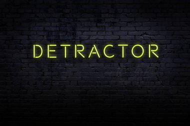 Neon işareti. Duvara karşı kelime düşmanlığı. Gece görünümü