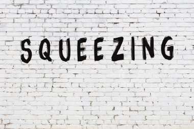 Üzerinde siyah boya yazan beyaz bir duvar.