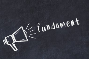 Tebeşir hoparlörü ve kara karatahtanın üzerindeki yazı temeli