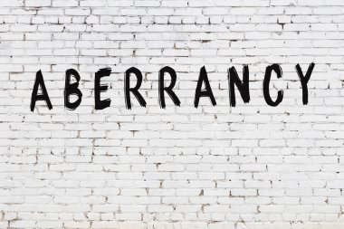 Beyaz tuğla duvara yazıt sapkınlığı