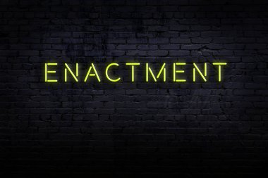 Neon işareti. Kelime oyunu, tuğla duvara karşı. Gece görünümü