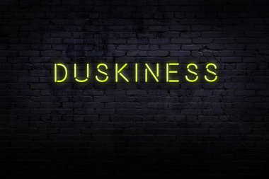 Tuğla duvardaki neon ışıklı tabelanın gece görüşü.