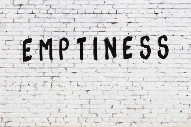 Yazı boşluğu beyaz tuğla duvara boyanmış.