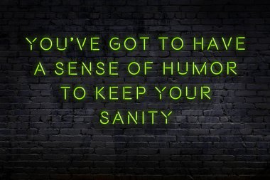 Akıllıca alıntı. Duvara karşı neon yazıtlar