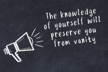 Siyah masaya hoparlör ve motivasyonel alıntının tebeşir çizimi