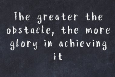 Siyah masadaki akıllı alıntıların tebeşiri.