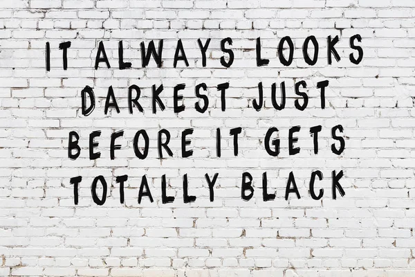 Geschilderde zwarte mindful inscriptie op witte baksteen muur achtergrond — Stockfoto