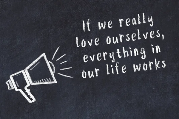 Tebeşir hoparlörü ve siyah masada akıllıca bir alıntı.