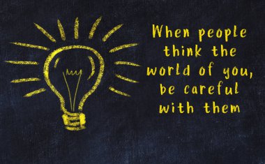 Ampul çizimi ve akıllı alıntıyla siyah karatahta