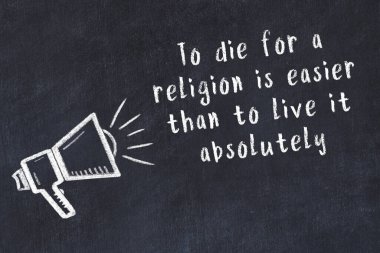 Tebeşir hoparlörü ve siyah masada akıllıca bir alıntı.