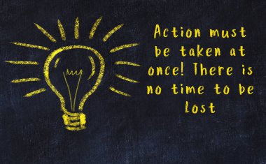 Bir ampulün tebeşir çizimi ve bilgece alıntıların yazımı