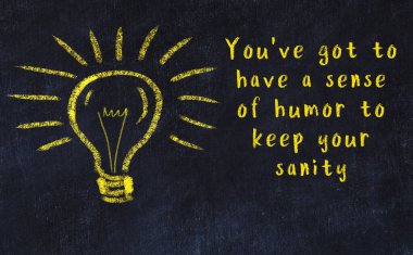 Ampul çizimi ve akıllı alıntıyla siyah karatahta