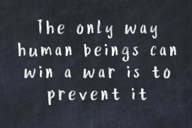 Üzerinde bilge yazılar olan siyah karatahta.