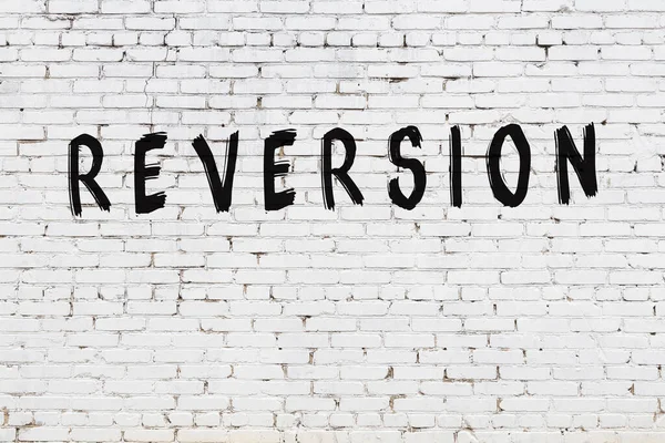 Üzerinde siyah boya olan beyaz duvar.