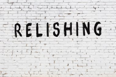 Üzerinde siyah boya olan beyaz bir duvar.