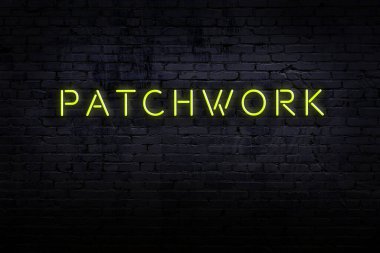 Neon işareti. Duvara karşı kelime yaması. Gece görünümü