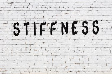 Üzerinde siyah boya kalıntısı olan beyaz bir duvar.