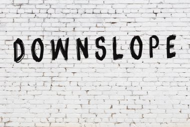 Üzerinde siyah boya yazan beyaz bir duvar.