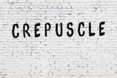 Üzerinde siyah boya yazıtları olan beyaz duvar.