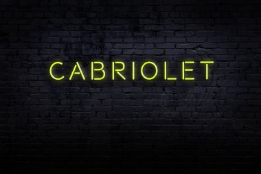Neon işareti. Cabriolet 'e karşı tuğla duvar. Gece görünümü