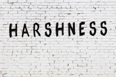 Üzerinde siyah boya yazıları olan beyaz duvar.