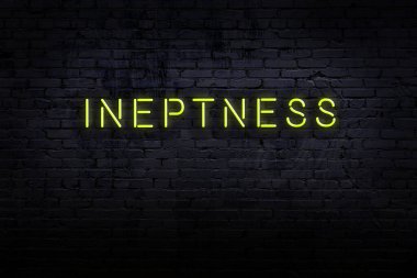 Tuğla duvardaki neon levhanın gece görüşü ve yazma beceriksizliği.