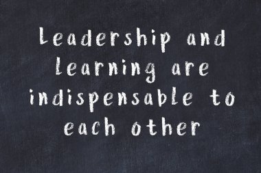 Üzerinde bilge yazılar olan siyah karatahta.