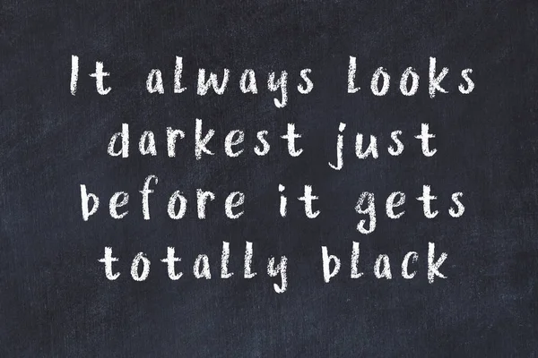 Крейдяний мудрий напис на чорній дошці — стокове фото