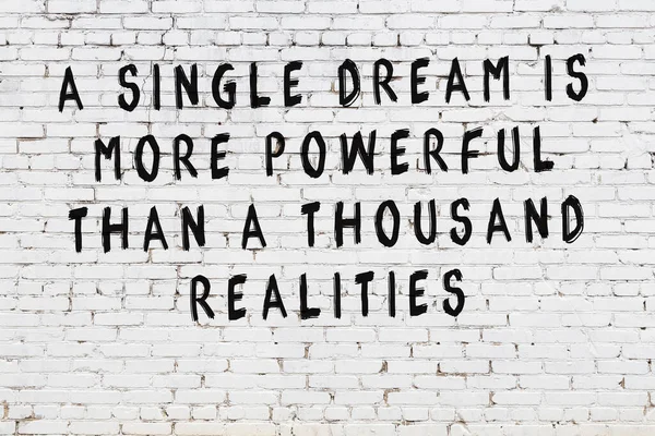 Bilgece alıntıların yazılı olduğu siyah boyanmış beyaz tuğla duvar