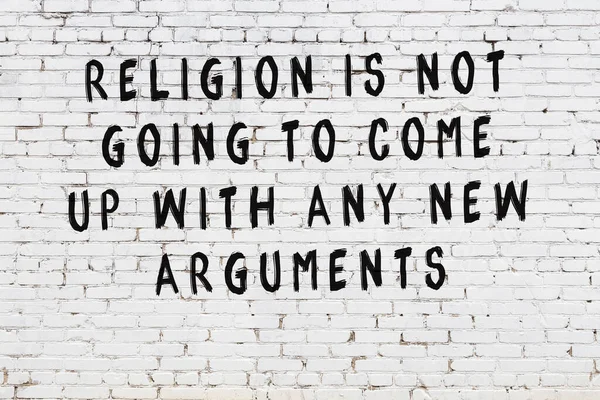 Beyaz tuğla duvar arkaplanına siyah düşünceli bir yazı.