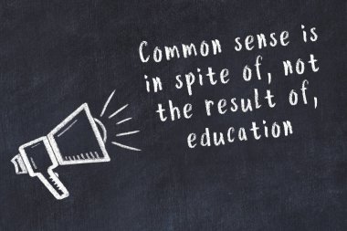 Siyah masaya hoparlör ve motivasyonel alıntının tebeşir çizimi