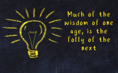 Bir ampulün tebeşir çizimi ve bilgece alıntıların yazımı