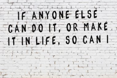 Beyaz tuğla duvar arkaplanına siyah düşünceli bir yazı.