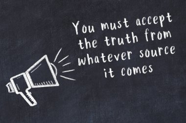 Siyah masaya hoparlör ve motivasyonel alıntının tebeşir çizimi