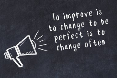 Tebeşir hoparlörü ve siyah masada akıllıca bir alıntı.