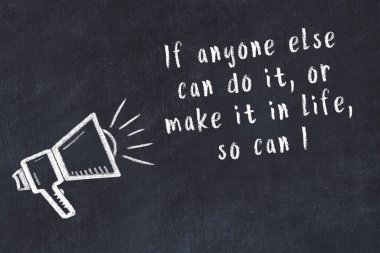 Siyah masaya hoparlör ve motivasyonel alıntının tebeşir çizimi