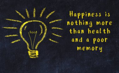 Ampul çizimi ve akıllı alıntıyla siyah karatahta