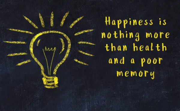 Ampul çizimi ve akıllı alıntıyla siyah karatahta