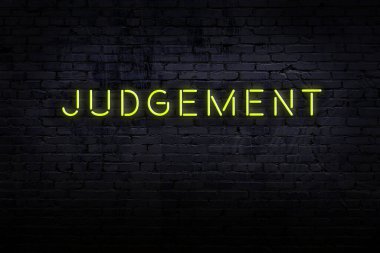 Tuğla duvardaki neon ışığın gece görüşü ve yazı yargısı