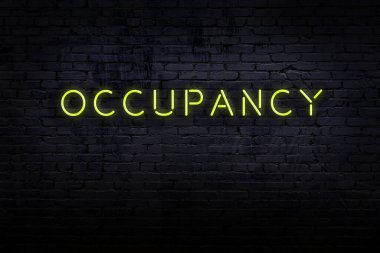 Neon işareti. Tuğla duvara karşı kelime kullanımı. Gece görünümü