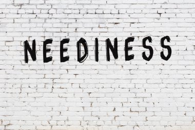 Üzerinde siyah boya yazıları olan beyaz duvar.