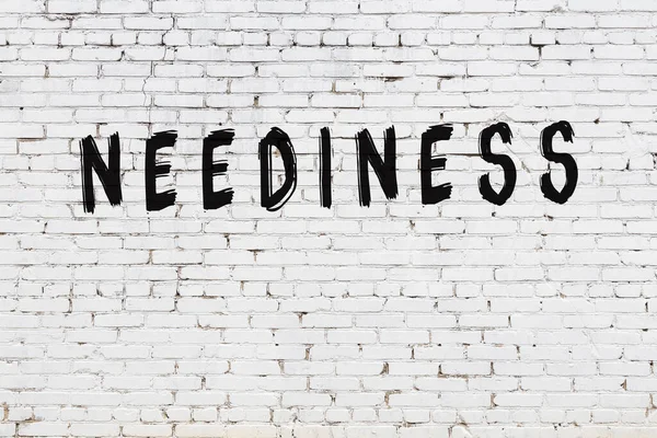 Üzerinde siyah boya yazıları olan beyaz duvar.